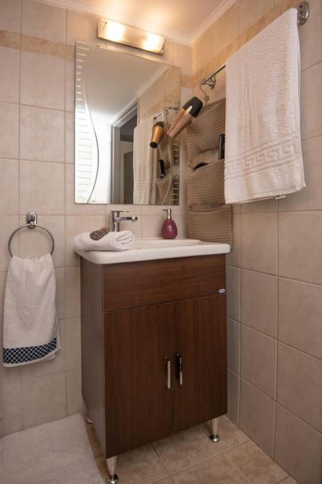 Lovely,Central, Spacious 2-Bedrooms Apartment Pireus Eksteriør bilde