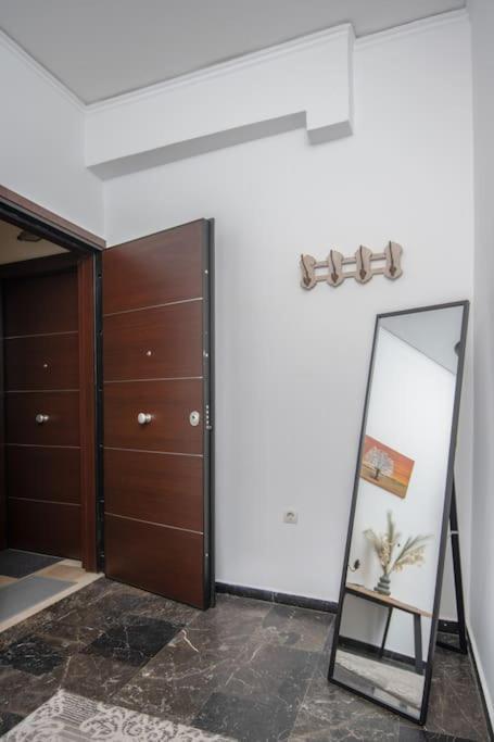 Lovely,Central, Spacious 2-Bedrooms Apartment Pireus Eksteriør bilde