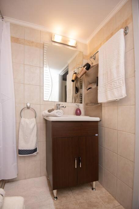 Lovely,Central, Spacious 2-Bedrooms Apartment Pireus Eksteriør bilde