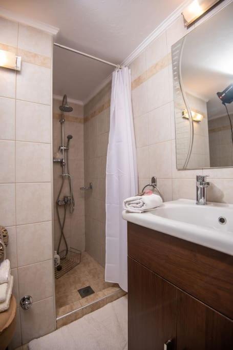 Lovely,Central, Spacious 2-Bedrooms Apartment Pireus Eksteriør bilde